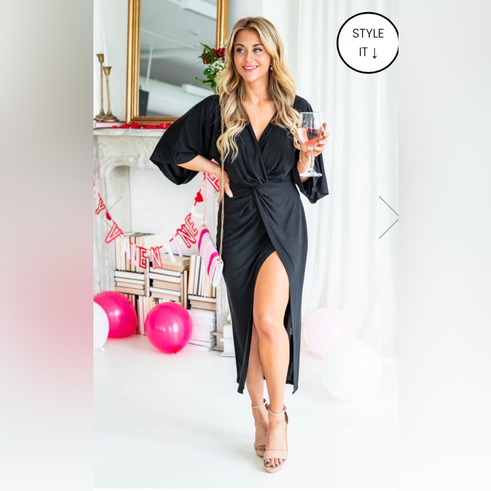 NWT Can't Be Outdone Black Twist Detail Midi Dress